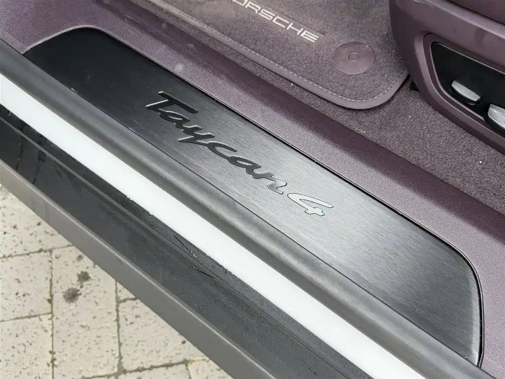 PORSCHE TAYCAN