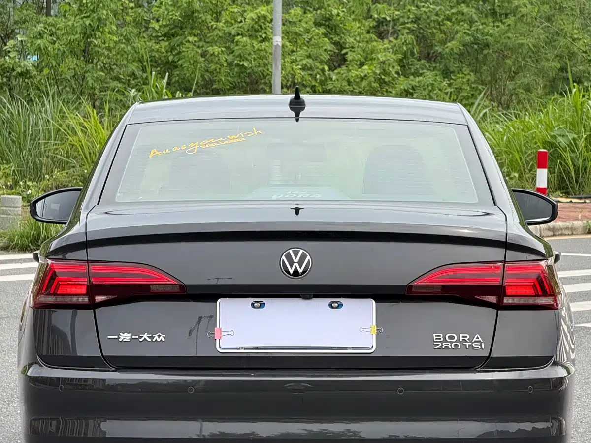 VOLKSWAGEN BORA