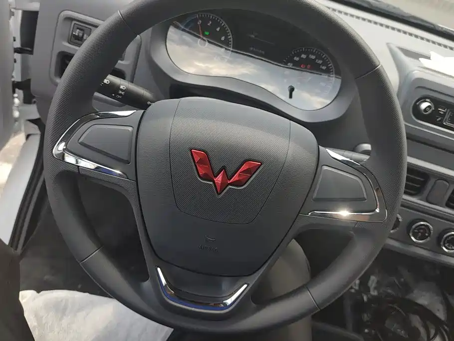 Wuling Motors Wuling Yangguang 2026 2026 Model 330km Passenger Van Comfort Version