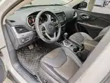 Photo 7 - Jeep Cherokee