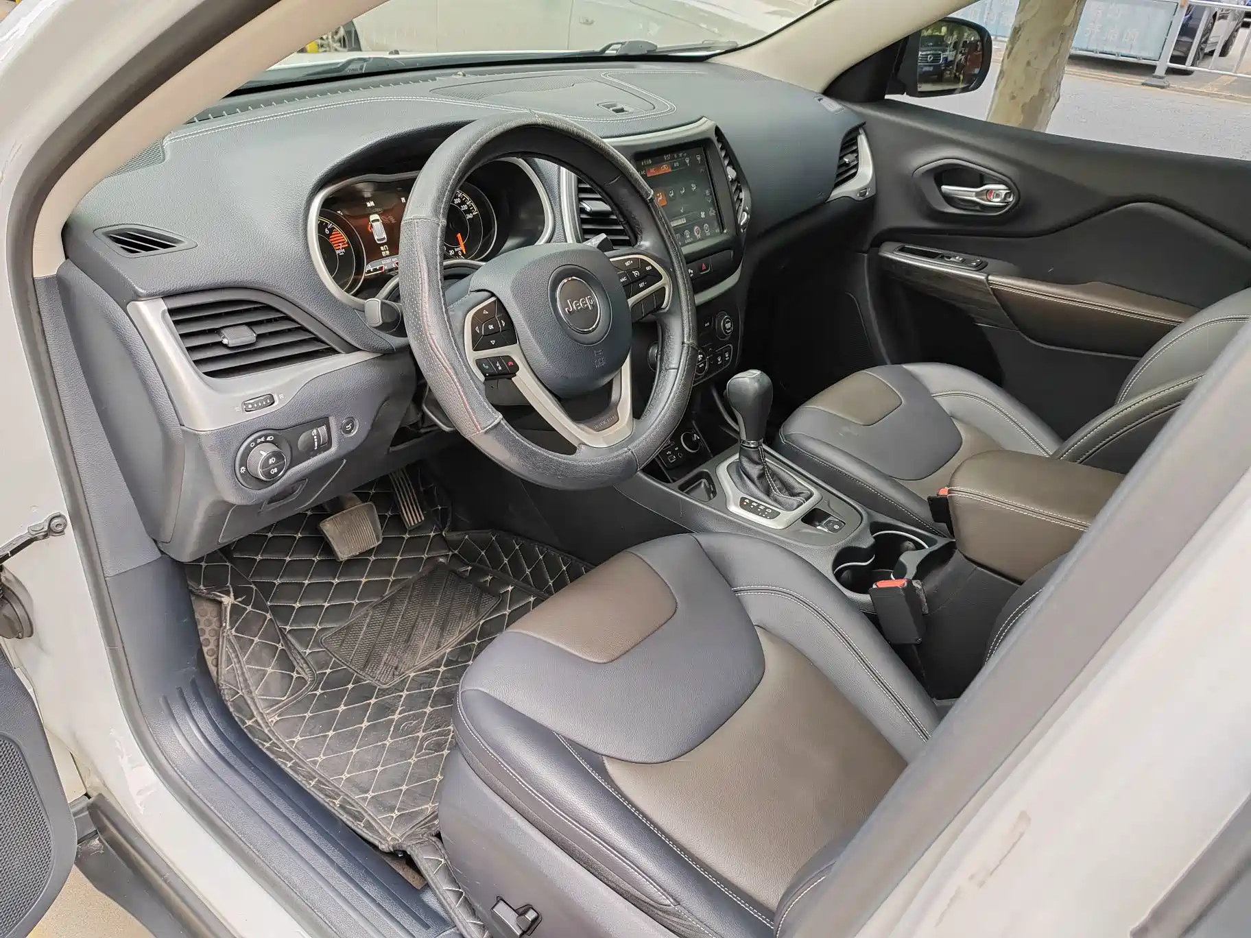 Photo 7 - Jeep Cherokee