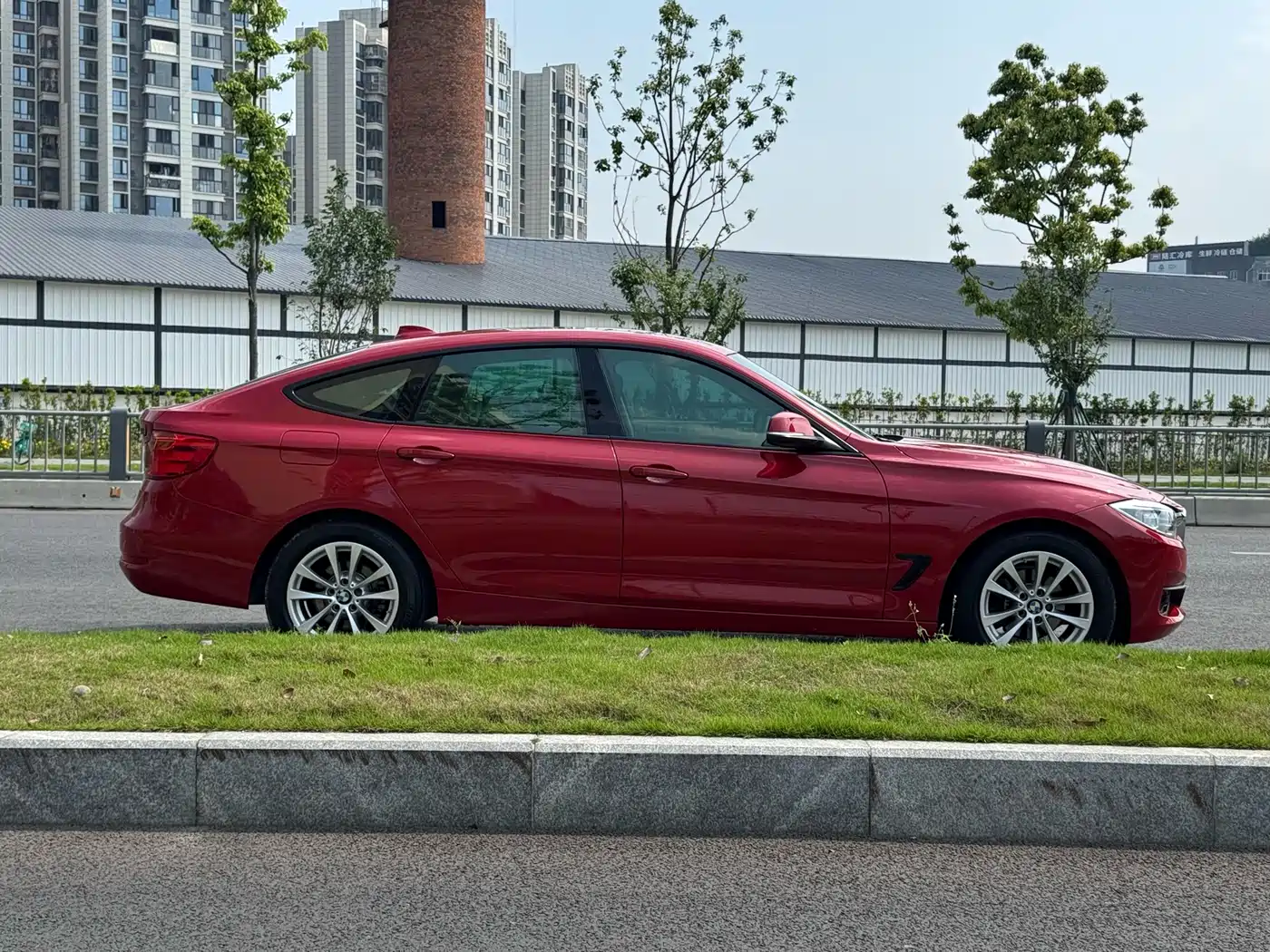 BMW 3 Series GT 2013 Model 320i Leading фото 12