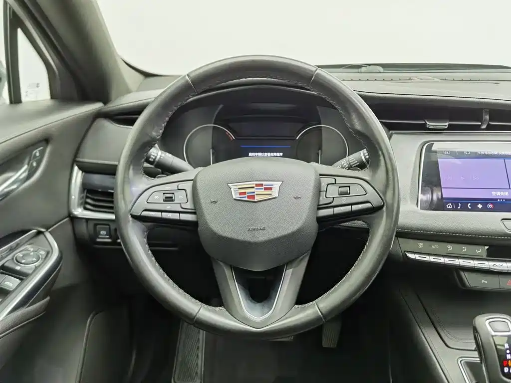 Фото 11 - Cadillac XT4