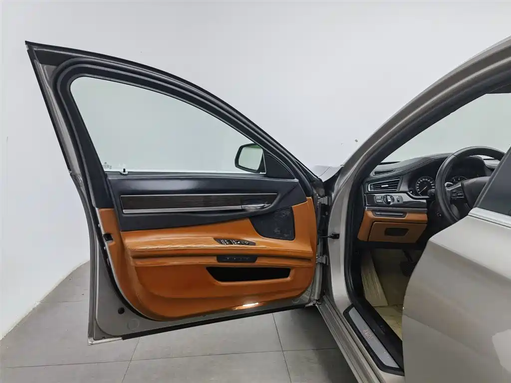 BMW 7 Series 2013 Model 740Li Leading фото 8