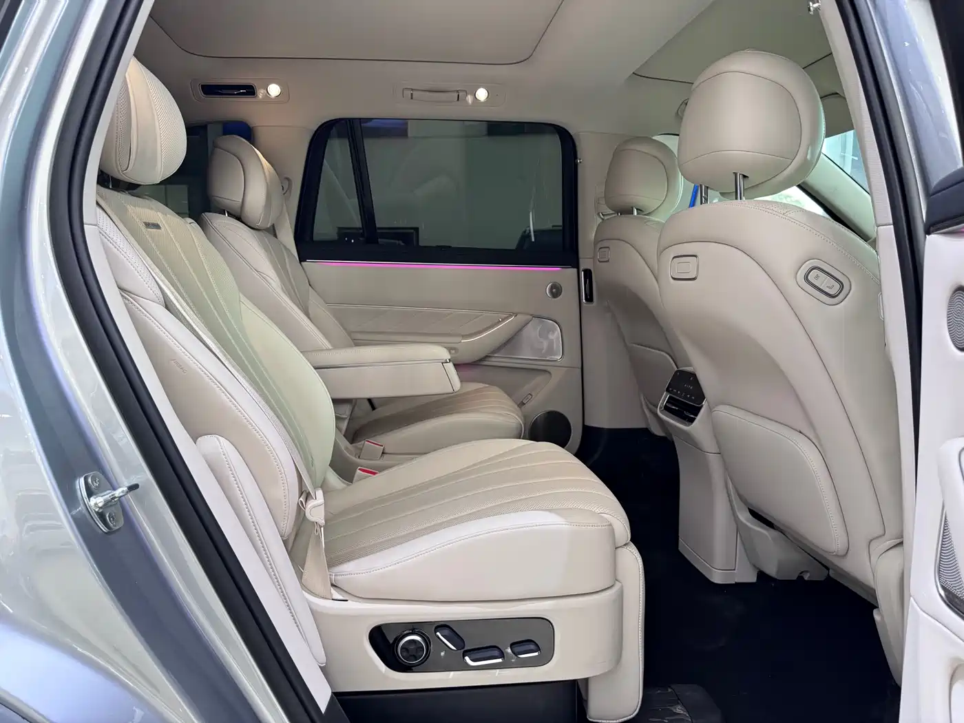 AITO Wenjie AITO M8 2025 Model Extended Range Max+ Edition 53.4kWh 6-Seater фото 15