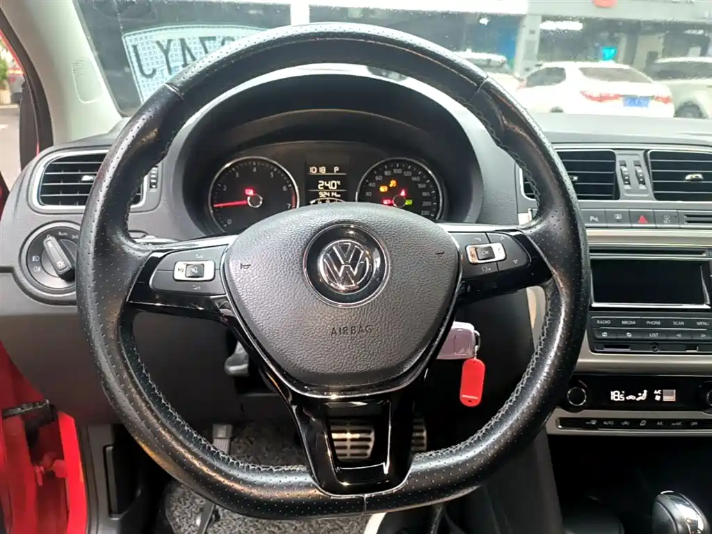 Volkswagen Polo 2014 1.6L Cross Polo Automatic фото 11