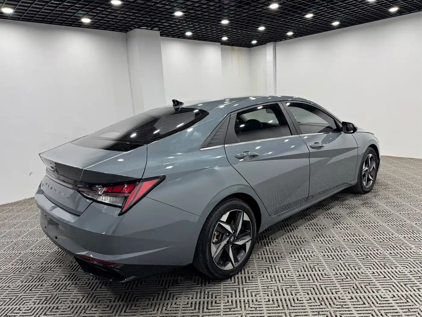 Hyundai Elantra 2021 1.5L CVT LUX Premium Edition фото 7