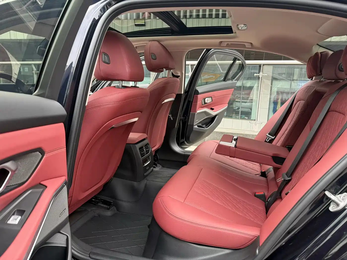 BMW 3 Series 2025 330Li M Sport Night Edition фото 7