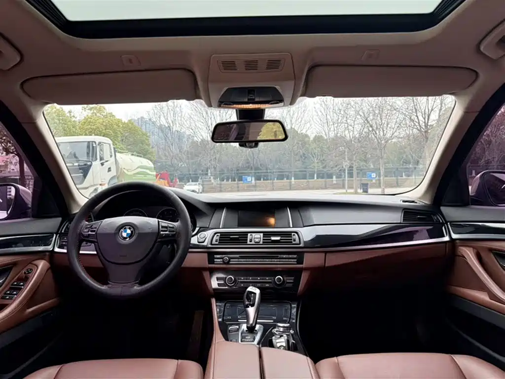 BMW 5 Series (Import) 2014 520i Classic фото 15