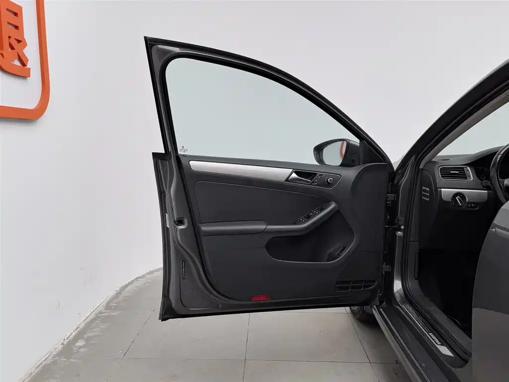 Volkswagen Sagitar 2014 Facelift 1.6L Manual Leading Version фото 8