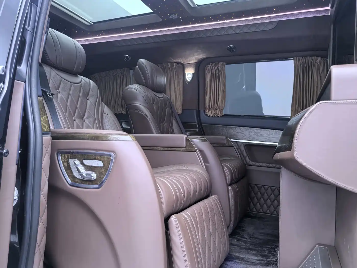 Mercedes-Benz V-Class 2018 V 260 L Premium Long Wheelbase Edition China VI фото 5