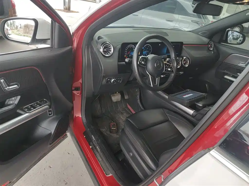 MERCEDES-BENZ GLA
