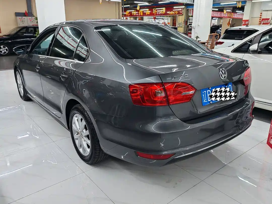 Volkswagen Sagitar 2012 1.6L Automatic Comfort Type фото 8