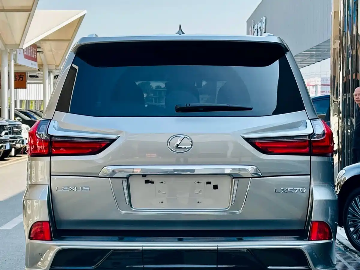 Фото 3 - Lexus LX