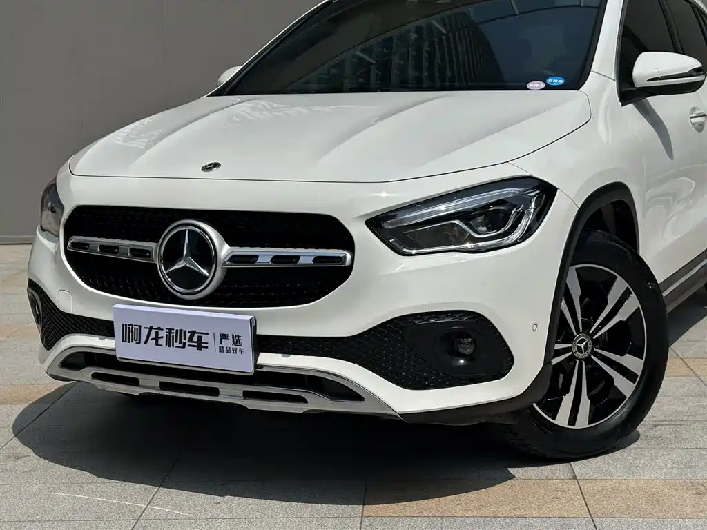 MERCEDES-BENZ GLA