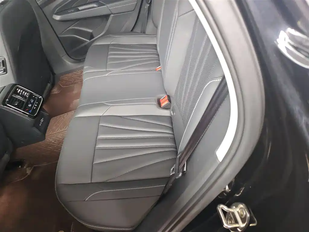 Volkswagen Passat 2025 Outstanding 380TSI Dragon Soaring Edition фото 17