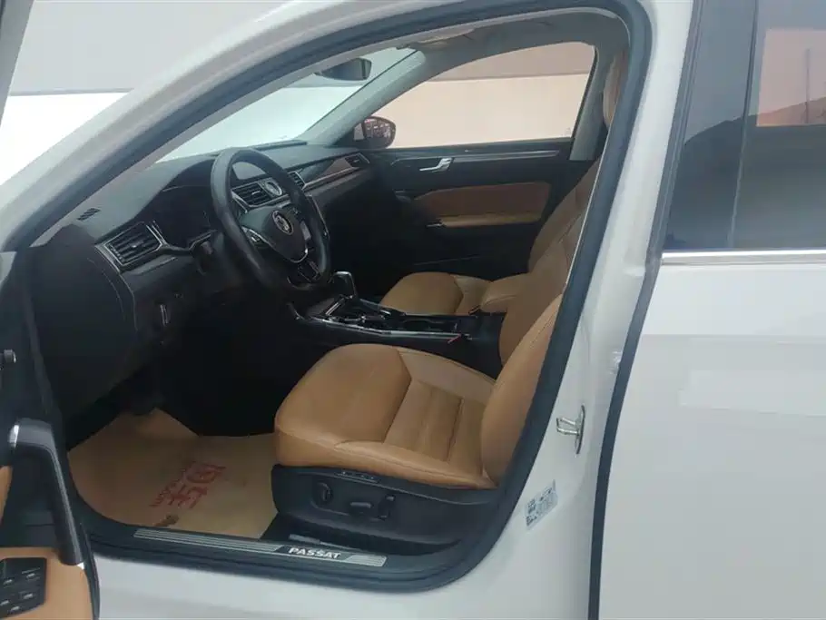 Volkswagen Passat 2017 330TSI DSG Luxury фото 9