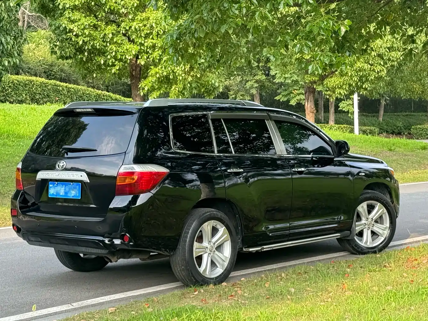 Photo 3 - Toyota Highlander