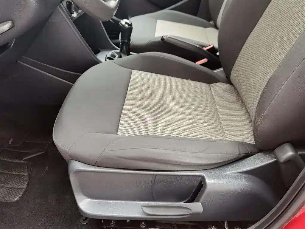 Volkswagen Polo 2014 1.4L Manual Trend Edition фото 20