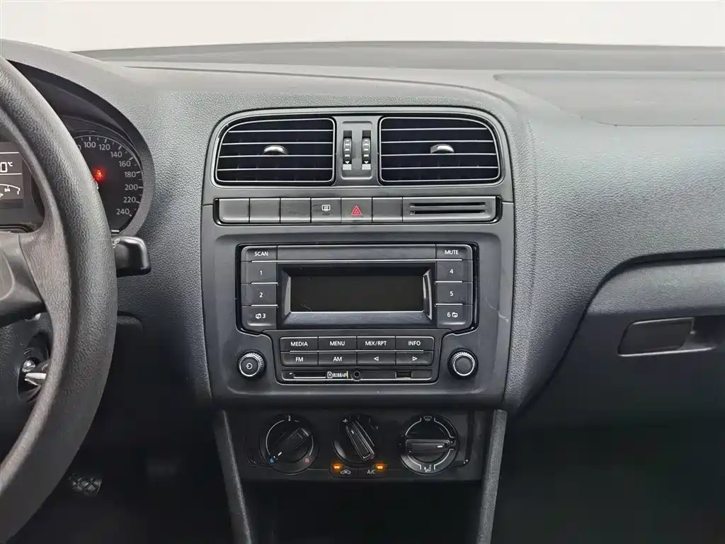 Volkswagen Polo 2014 1.4L Manual Trend Edition фото 12