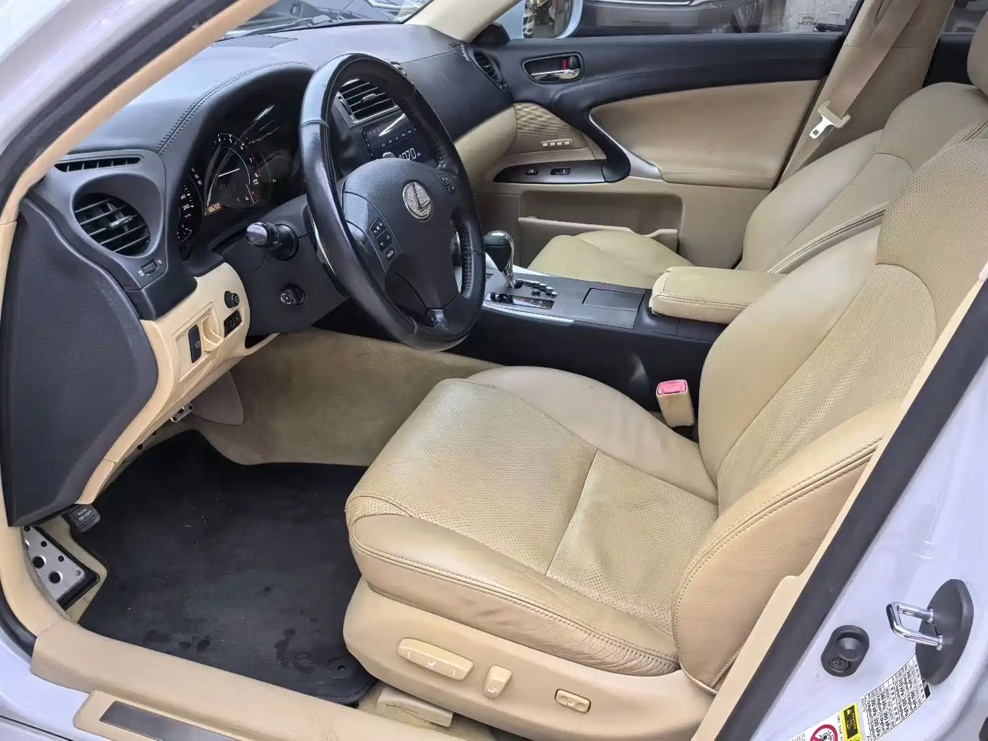 Photo 7 - Lexus IS