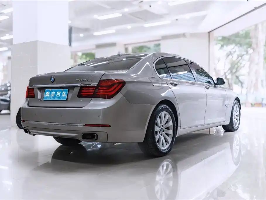 BMW 7 Series 2013 Model 740Li Luxury фото 4