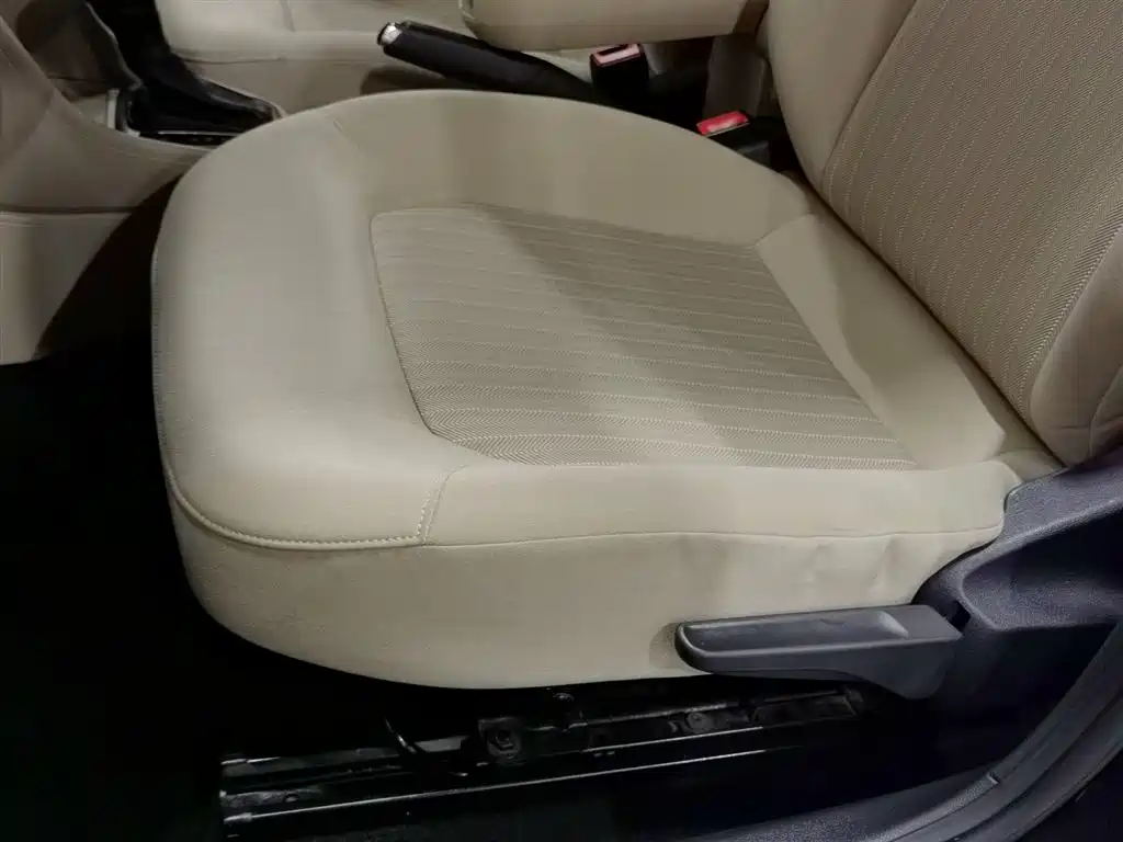 Volkswagen Jetta 2013 1.6L Automatic Comfort фото 20