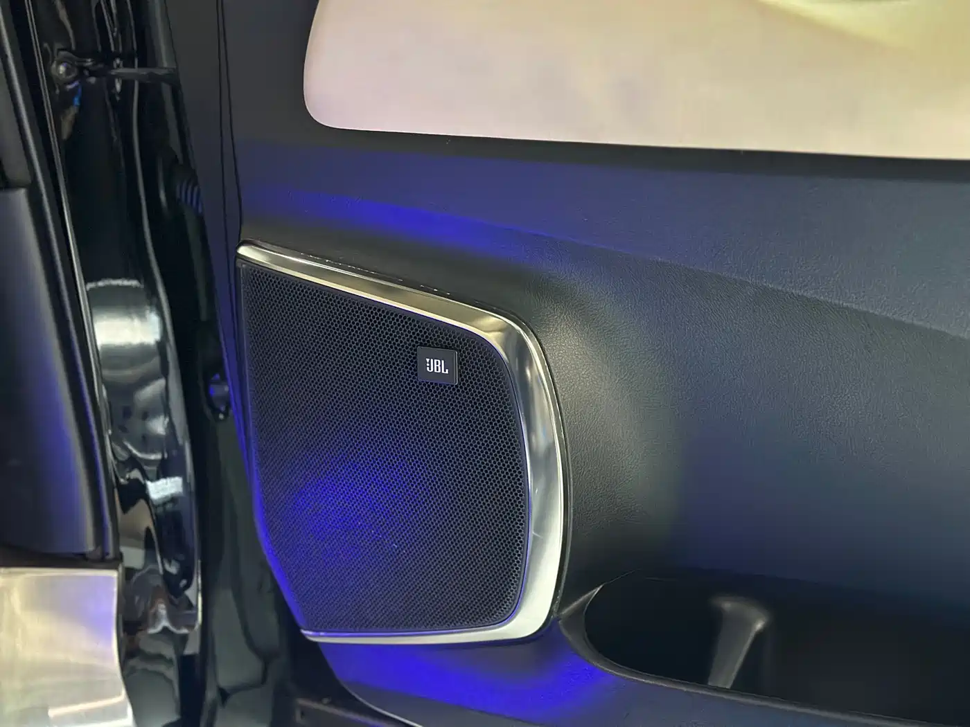 Toyota Alphard 2015 3.5L Luxury Edition фото 9
