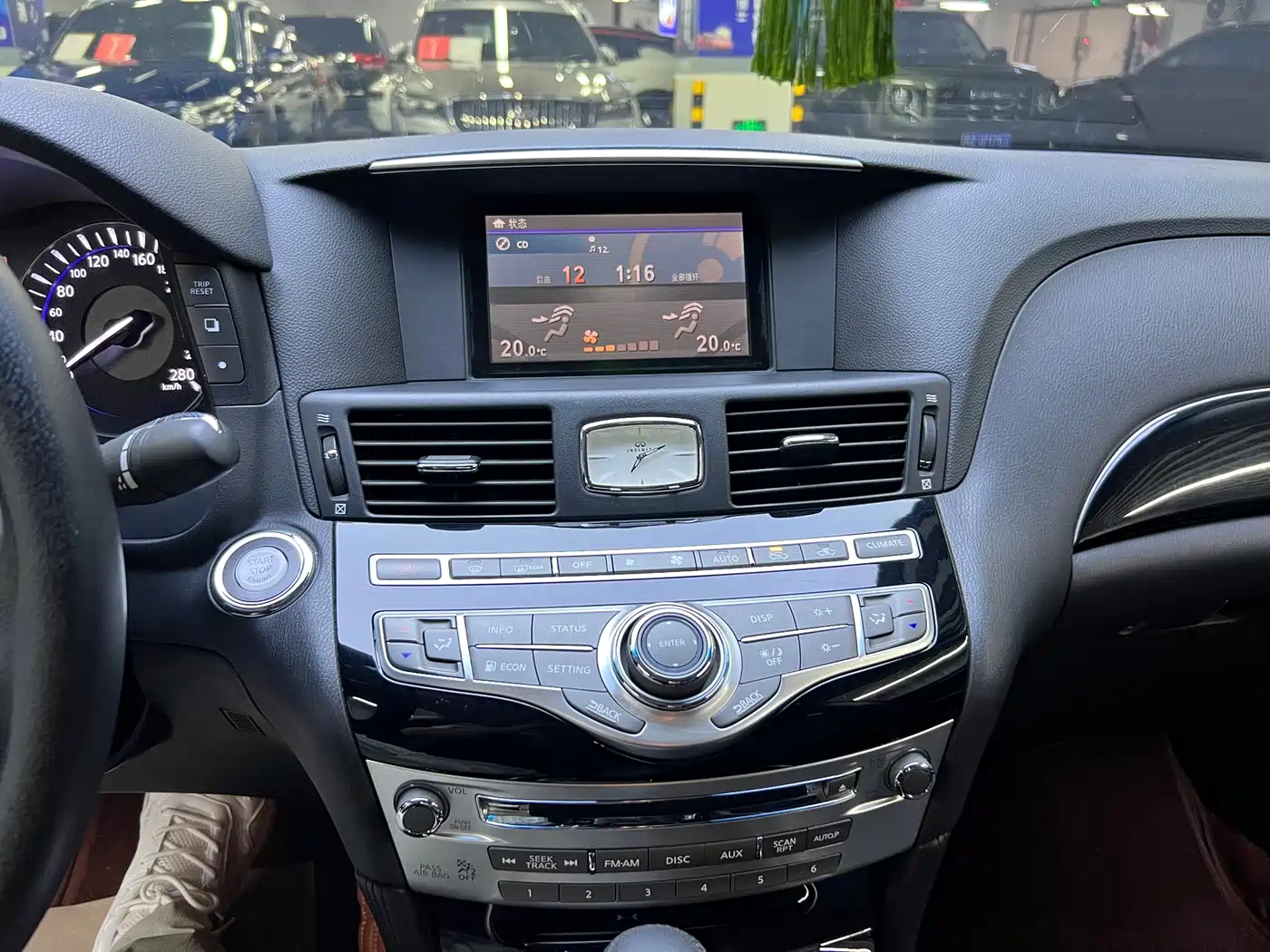 Photo 8 - Infiniti Q70