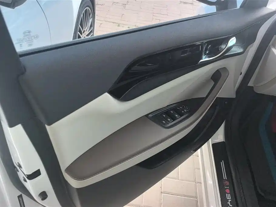 BYD Qin PLUS 2024 Glory Edition DM-i 55KM Leading фото 7