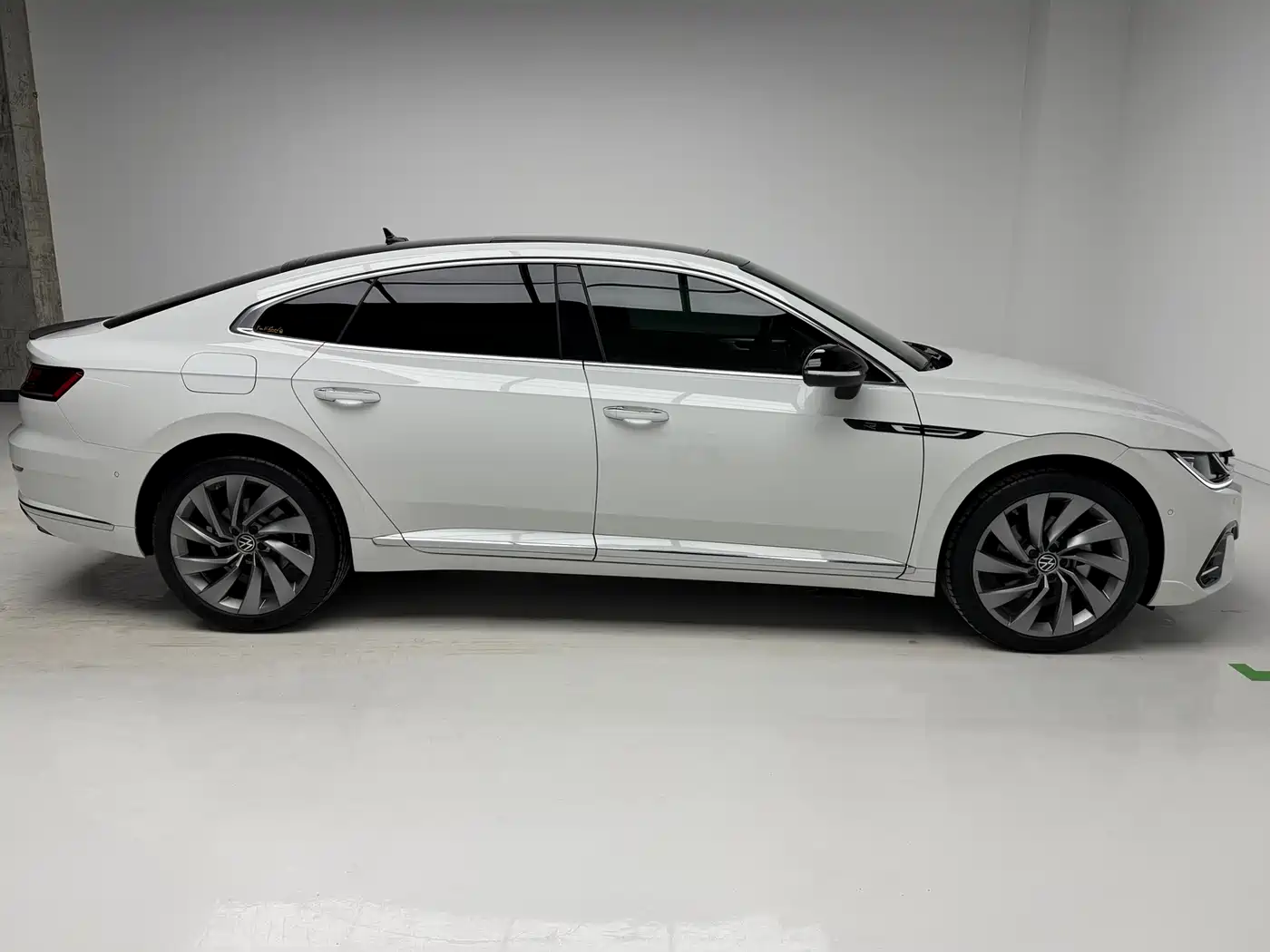 Volkswagen FAW-Volkswagen CC 2021 380TSI Eye-catching Edition 30th Anniversary фото 7