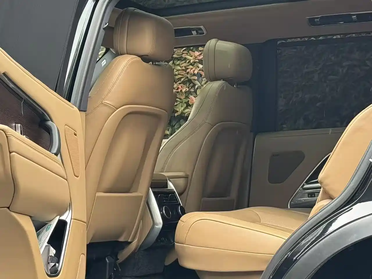 Land Rover Range Rover 2024 3.0 L6 400PS Golden Age Extended 7-Seater фото 7