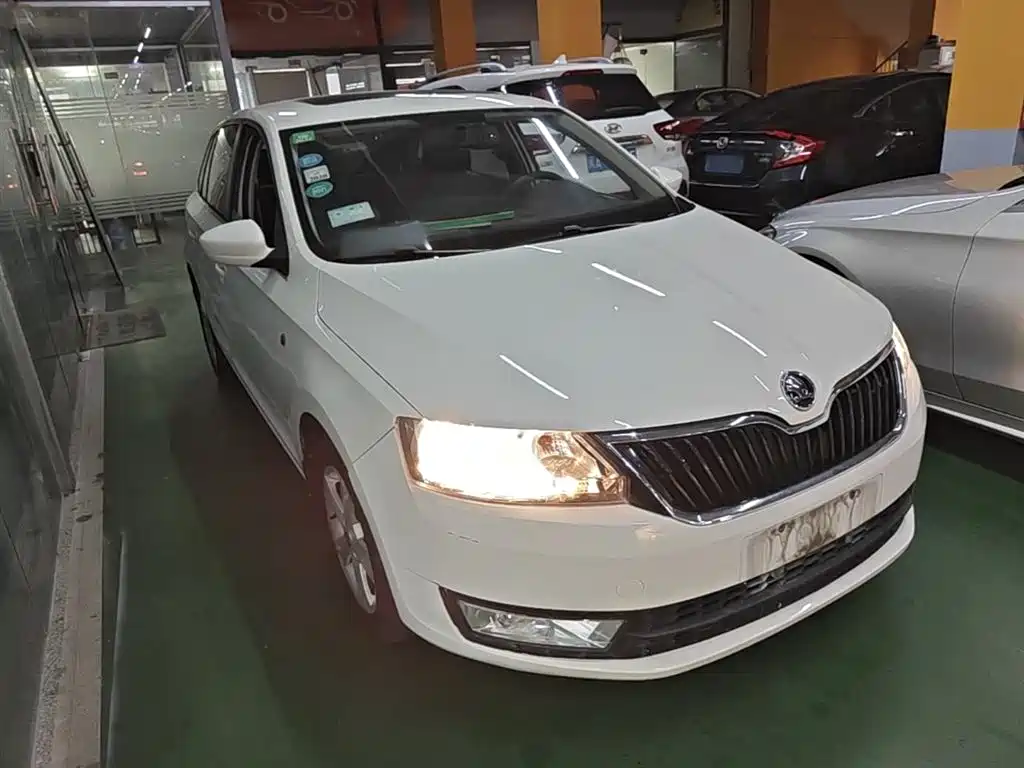 Škoda Skoda Rapid Spaceback 2016 Facelift 1.6L Automatic Innovation Edition фото 4