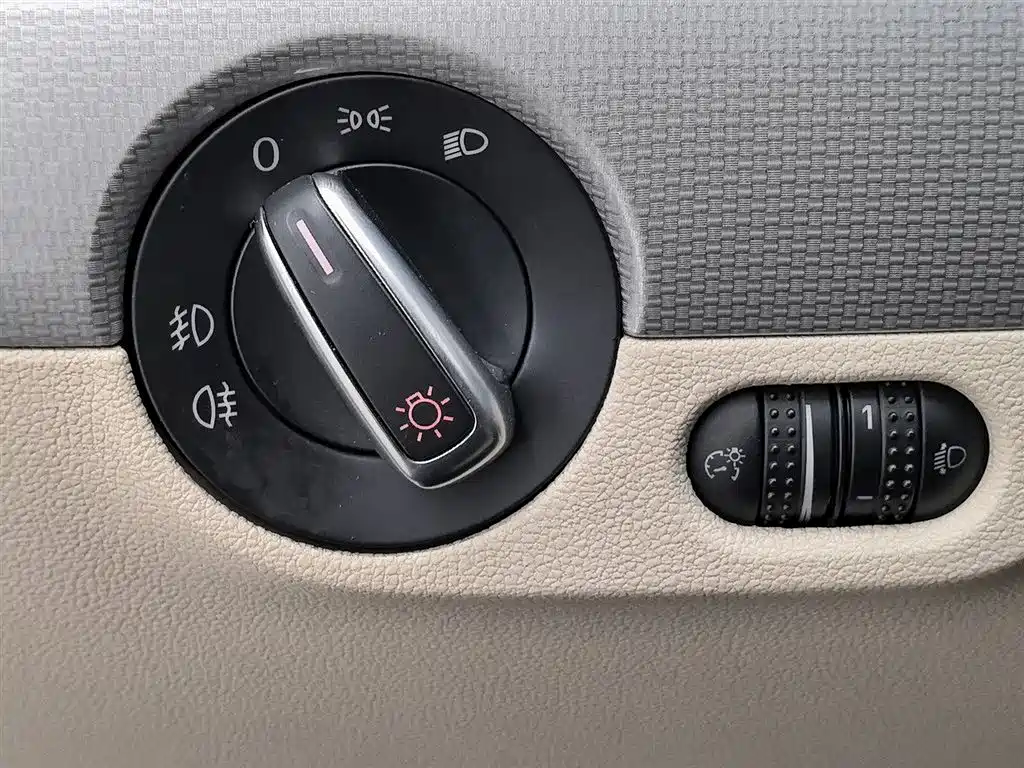 Volkswagen Sagitar 2012 1.6L Automatic Comfort Type фото 21