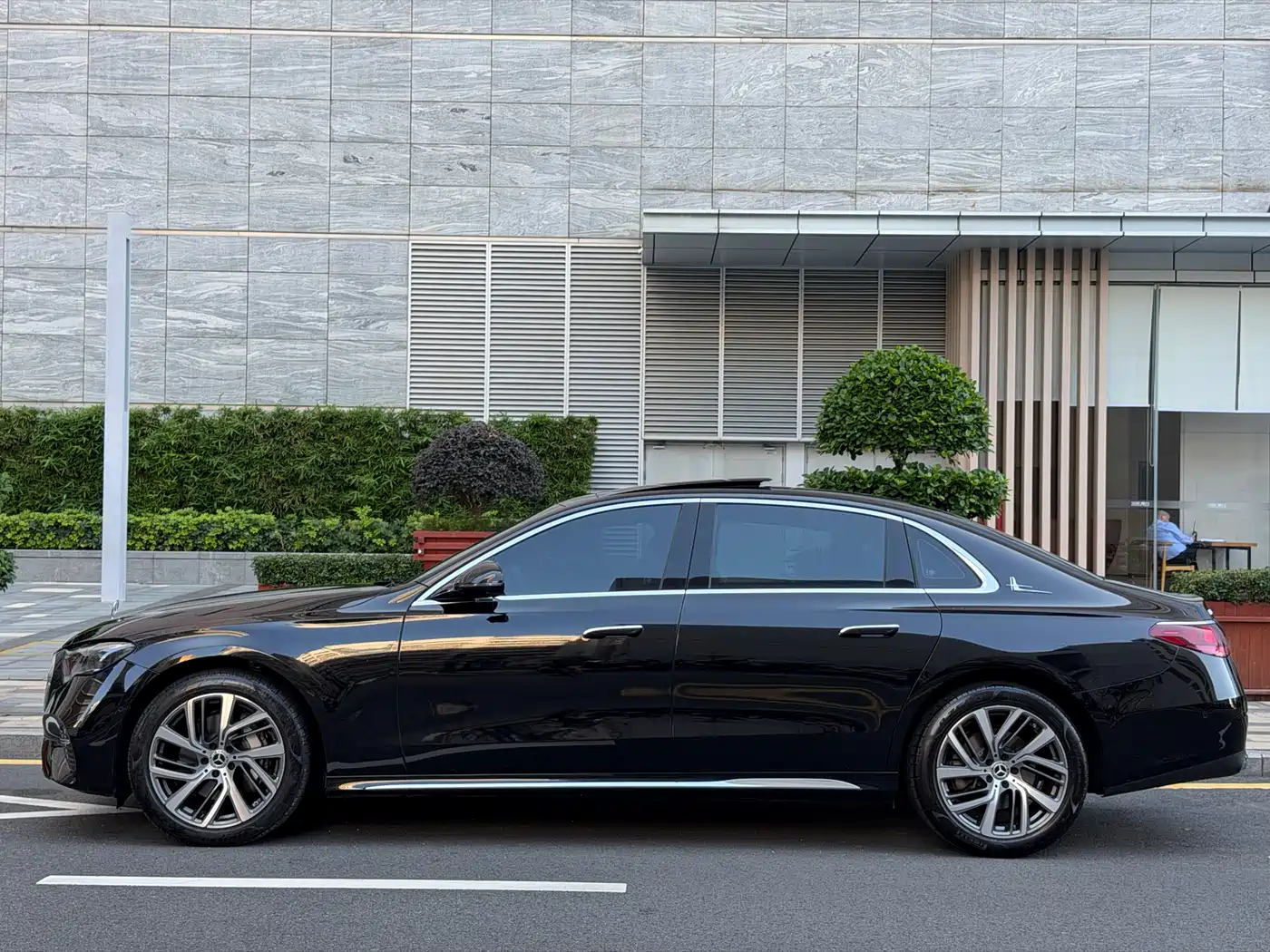 Mercedes-Benz E-Class 2024 E 300 L Fashion фото 3