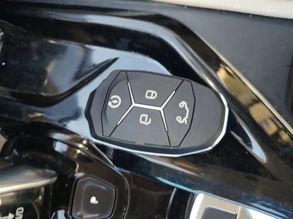 Lynk & Co 02 2018 1.5T DCT 2WD Power Pro Edition China V фото 17