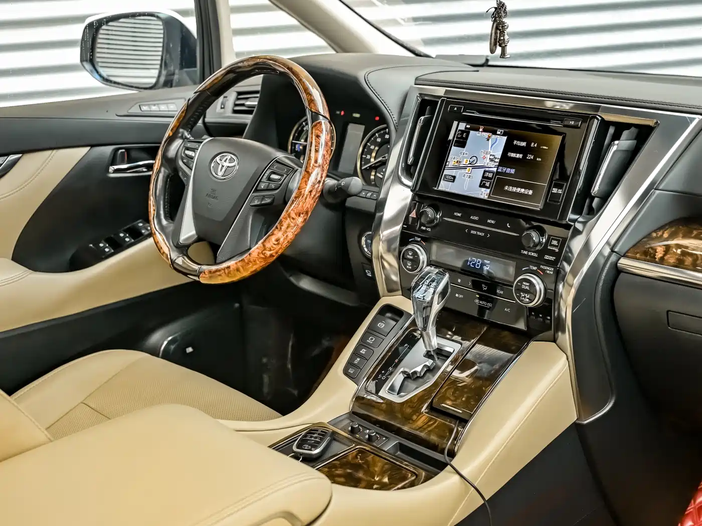 Toyota Alphard 2019 Hybrid 2.5L Luxury фото 12