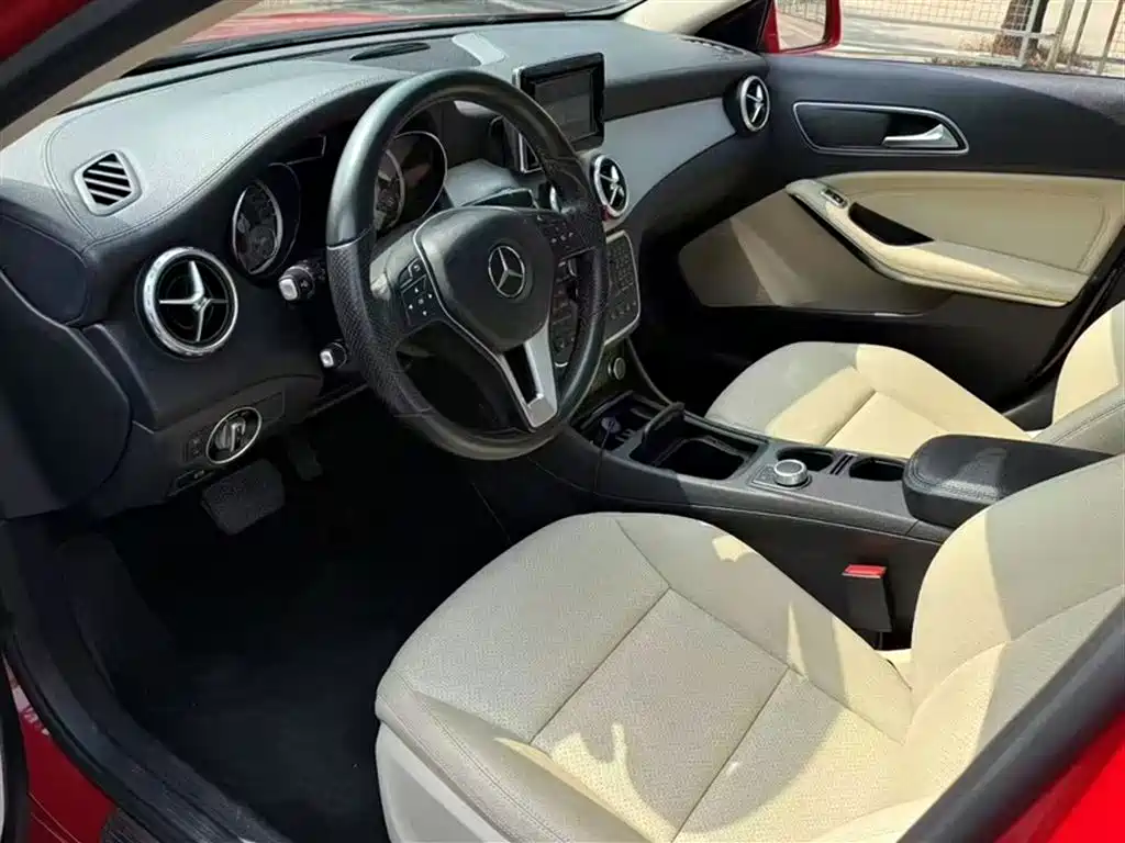 Mercedes-Benz GLA 2015 GLA 220 4MATIC Fashion Edition фото 14