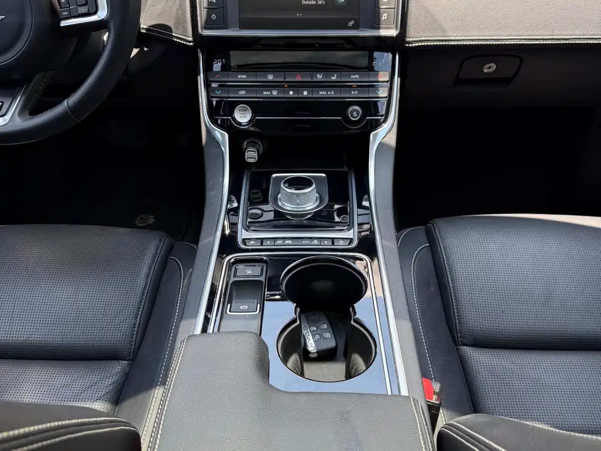 Jaguar XE 2015 2.0T 200PS R-Sport фото 11