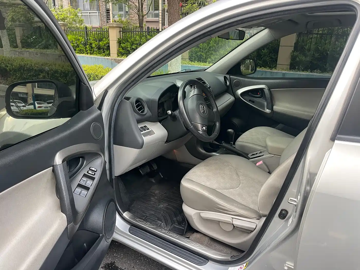 Toyota RAV4 Rongfang 2010 2.0L Automatic Luxury Upgrade Edition фото 6