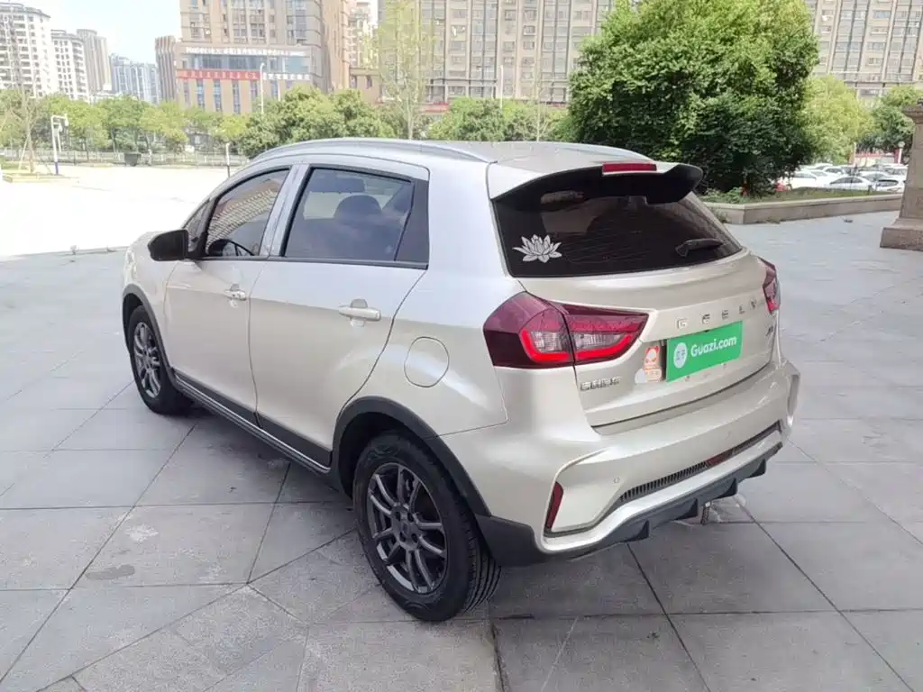 Фото 5 - Geely Vision X3