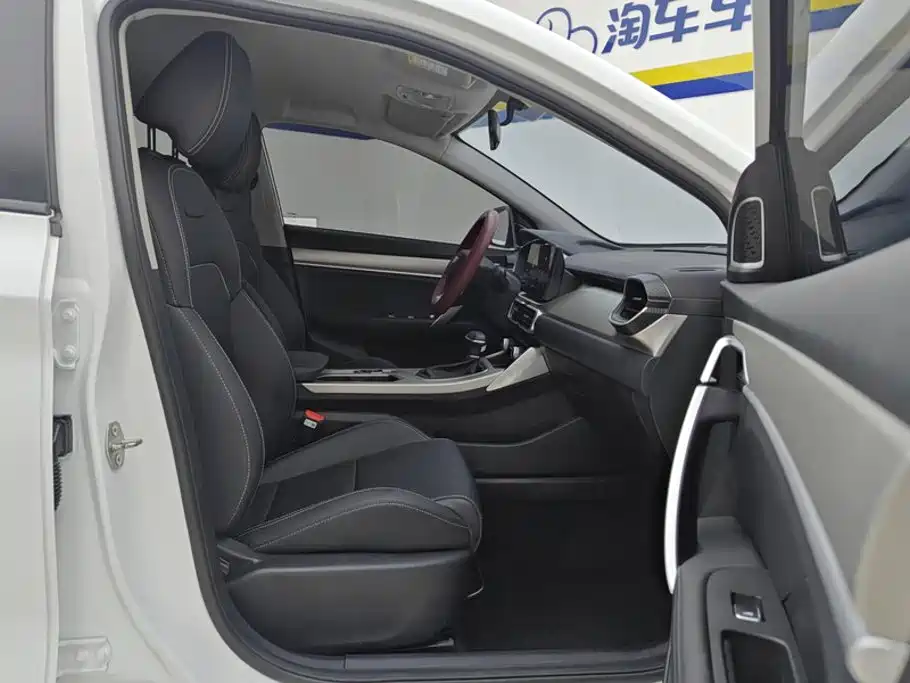 Фото 8 - Geely Coolray