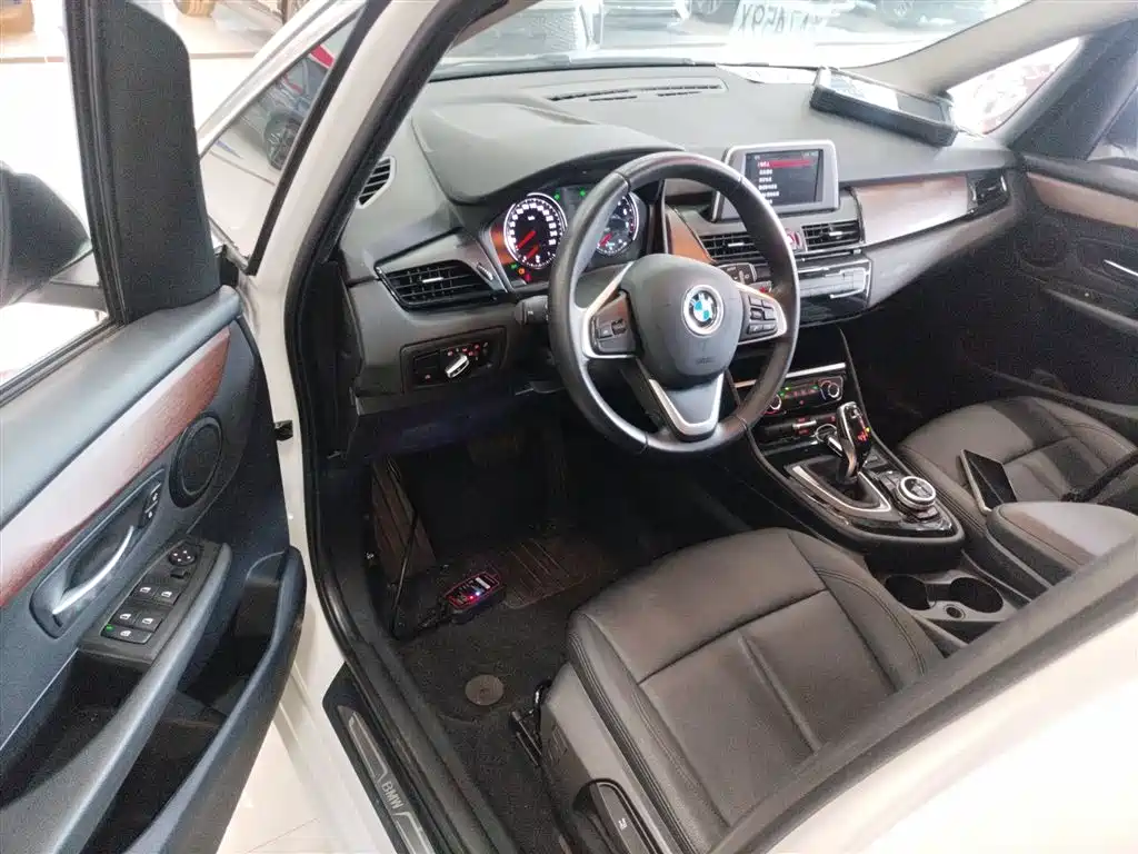 BMW 2 Series Gran Tourer 2019 220i Leading фото 16