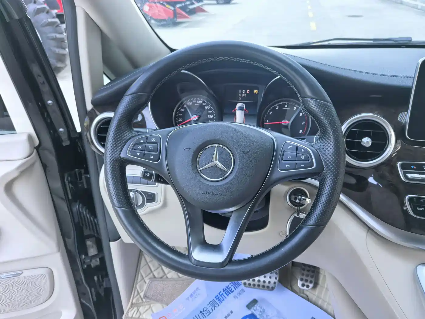 Mercedes-Benz V-Class 2017 Model V 260 L Premium Extended Edition фото 25