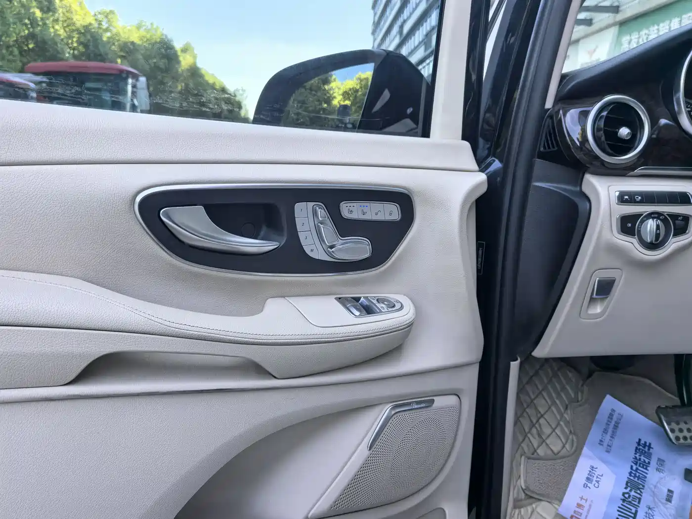 Mercedes-Benz V-Class 2017 Model V 260 L Premium Extended Edition фото 12