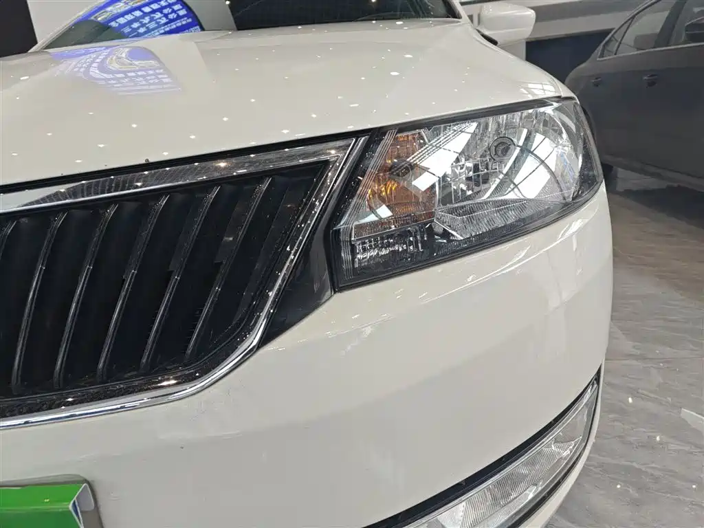 Škoda Skoda Rapid Spaceback 2016 1.6L Manual Pioneer Edition фото 18