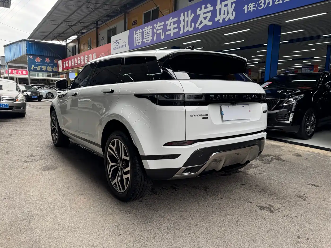 Land Rover Range Rover Evoque 2023 Range Rover Evoque L 249PS Luxury Edition фото 24