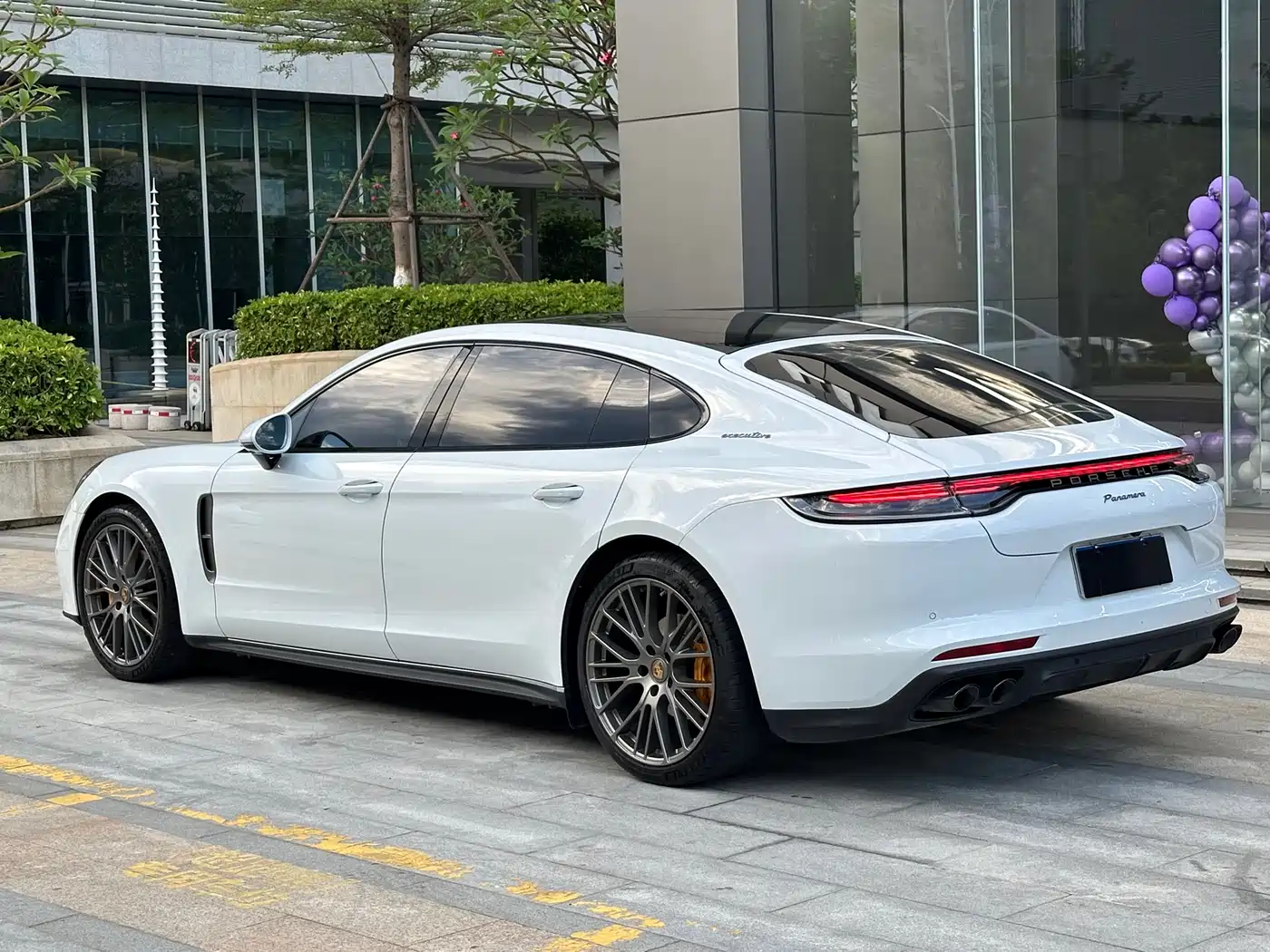 Porsche Panamera 2023 Panamera Executive Long Wheelbase Platinum Edition 2.9T фото 19