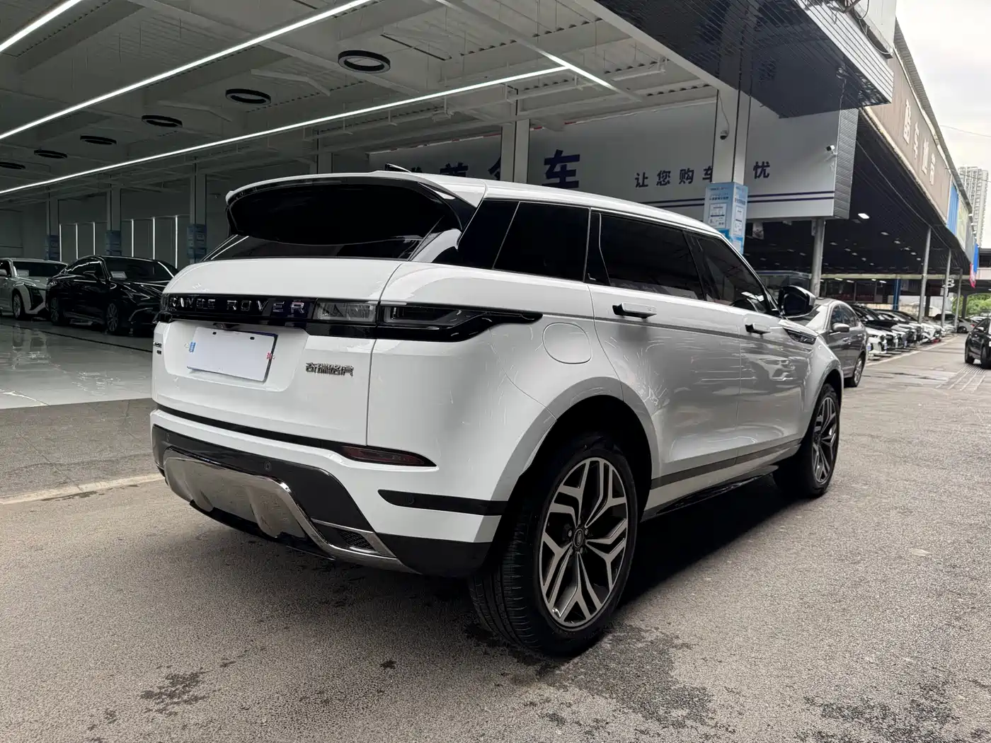 Land Rover Range Rover Evoque 2023 Range Rover Evoque L 249PS Luxury Edition фото 23