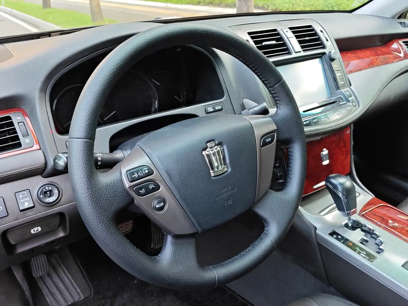 Toyota Crown 2012 2.5L Royal Leather Edition фото 6